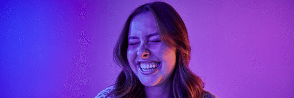 Como escrever roteiros que retém do "Play" ao "Inscrever-se"